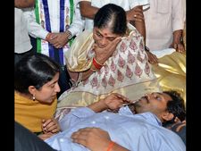 జగన్ దీక్ష భగ్నం: విజయమ్మ కంటతడి (పిక్చర్స్)