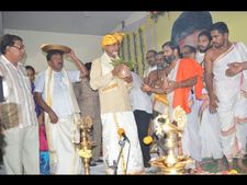 పుట్టమన్నుకు బాబు పూజలు, నిమ్మకూరులో లోకేష్: 'అమరావతి'పై సింగపూర్ ఆరా