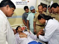 బ్రదర్ అనిల్ పరామర్శ: ఆస్పత్రి నుంచి జగన్ డిశ్చార్జీ