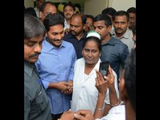 జగన్ డిశ్చార్జ్, హైదరాబాద్‌కు: ఆస్పత్రి వద్ద ‘జై జగన్’ అంటూ అభిమానులు(పిక్చర్స్)