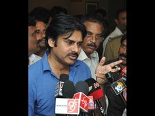  పవన్ కళ్యాణ్‌కు అమరావతి ఆహ్వాన పత్రం అందించిన మంత్రులు: టీ నేతలకూ...