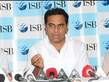 అమరావతికి వెళ్లాలా, వద్దా సాయంత్రం చెప్తాం: కెటిఆర్, బాబుకు కెసిఆర్ ఓకే!