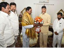 కెసిఆర్‌తో భేటీ: కుటుంబ సమేతంగా రావాలని చంద్రబాబు ఆహ్వానం