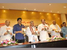 అప్పుడేం చేశారు: వెంకయ్య గట్టి కౌంటర్, కెసిఆర్‌కు ప్రశంస, ఏకైక సిటీ వరంగల్..