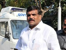 కెసిఆర్‌తో చంద్రబాబు ఏం మాట్లాడారో చెప్పండి: బొత్స
