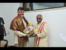 కెసిఆర్ ఇంటికెళ్లావ్ భేష్!: చంద్రబాబుకి దత్తాత్రేయ సన్మానం(పిక్చర్స్)