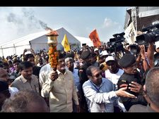 రేపే అమరావతి శంకుస్థాపన: ముమ్మరంగా ఏర్పాట్లు, జ్యోతి వెలిగించిన బాబు(పిక్చర్స్)