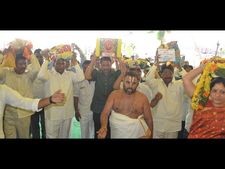 కెసిఆర్, మనం నష్టపోవడమెందుకు: మంత్రులపై బాబు ఆగ్రహం (పిక్చర్స్)