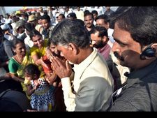 'కాపుల్ని విస్మరిస్తున్న బాబు': వీఐపీల కోసం ఖరీదైన కార్లు ఇస్తున్నారు