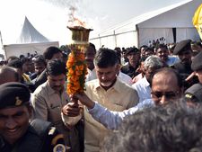 'అమరావతి' యమునా మట్టి తెచ్చిన మోడీ: బాబు-కెసిఆర్ ముసిముసి నవ్వులు