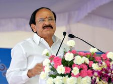 వేదికపై కెసిఆర్-బాబు సంతోషంగా ఉంది, మోడీ ఏం చేస్తారో అర్థమౌతోంది: వెంకయ్య