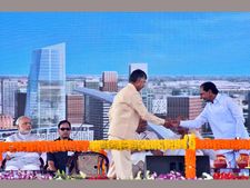 బాబు.. కెసిఆర్ ఇంటికెళ్లారని సంతోషించా, ఏపీ-తెలంగాణ వేరైనా: తెలుగులో మోడీ