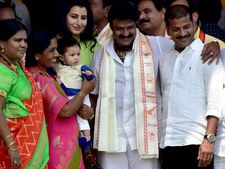 దేవాన్ష్‌కు రేవంత్ రెడ్డి 'అమరావతి' కండువా, ప్రశ్నించిన భువనేశ్వరి