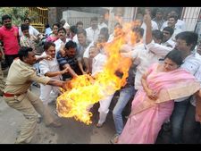'హోదా'పై నిరసనలు: మోడీ దిష్టిబొమ్మ దగ్ధం, 'మోడీ, బాబు జోడి.. ఏపీకి బోడీ' (ఫోటోలు)