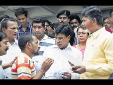 చంద్రబాబును మెచ్చుకున్న 'రాజధాని' రైతులు, జగన్ పైన ఆగ్రహం