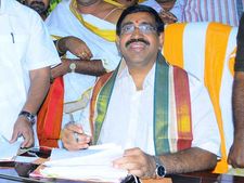 సాక్షిని మూసేస్తావా: జగన్‌పై నారాయణ అసహనం, ఉద్యోగులకు భవనాలు