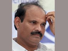 భూదాహం తీరలేదా: పార్థసారథి, మాకు టిడిపి చెప్పడమా: బిజెపి ఎమ్మెల్యే కౌంటర్