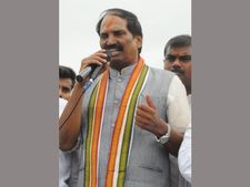 సూట్ కేసులు తెచ్చిన వారికే ప్రాధాన్యం: ప్రతాప్, అదేం లేదన్న ఉత్తమ్ కుమార్