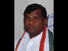 కొత్త కోణాలు: రాజయ్యకు టిక్కెట్ ఇవ్వొద్దని సారిక లేఖ, భర్తకు వివాహేతర సంబంధం