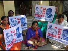 ‘నన్ను పెళ్లాడి మరో మహిళతో సంబంధం’: ఎస్ఐ ఇంటిముందు భార్య ధర్నా(పిక్చర్స్)