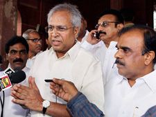 పట్టిసీమ వల్ల అరిష్టాలు, అమరావతి చంద్రబాబు కట్టుకున్న కోట: ఉండవల్లి