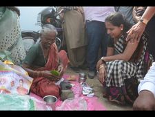 గ్రామాల్లో బస, రాత్రిపూటా పర్యటించి సమస్యలు తెసుకున్న కవిత(పిక్చర్స్)