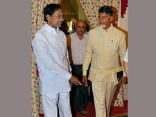 అమరావతి వెళ్లాక మార్పు: కెసిఆర్‌ను పల్లెత్తు మాట అనని బాబు, హైద్రాబాద్‌లోనే ఉండలేని