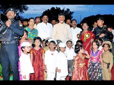 ఎన్టీఆర్, సత్యనాదెళ్ల సామాన్య కుటుంబ వచ్చిన వారే: ప్రతిభా పురస్కారాల్లో చంద్రబాబు(ఫోటోలు) 
