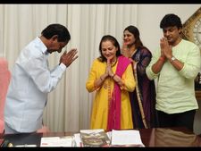  తలొంచి!: జయప్రద నమస్కారం, కెసిఆర్ ప్రతి నమస్కారం (పిక్చర్స్)