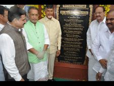 మన సమంత చీర కట్టింది సరే!: వెంకయ్య, మోడీ మట్టే తేలేదు.. (పిక్చర్స్)