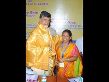 అనురాధ హత్య వెనుక ఎవరున్నా వదలం: బాబు ఆరా, మా కళ్లముందే కాల్చేశారు: డిప్యూటీ 