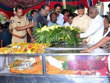 అనురాధ హత్యానంతరం దుండగులు థ్యాంక్స్: కాళ్లకు మగాళ్ల చెప్పులు, బూట్లు