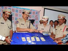 దృష్టి మరల్చి దోపిడీలు, జల్సాలు: చెన్నై గ్యాంగ్ అరెస్ట్, భారీగా సొత్తు స్వాధీనం(పిక్చర్స్)