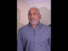  హైదరాబాదులోనే ఎస్పీ మకాం: గంగిరెడ్డి వెనక ఉన్నదెవరు?