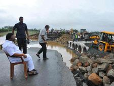 నడిరోడ్డుపై కుర్చీలో మంత్రి శిద్ధా: 24 గంటల్లో వరద గోతుల పూడ్చివేత (ఫోటోలు)