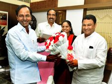 కేసీఆర్‌ను కలిసిన ఎంపీ కవిత: నవ్వుతూ ఫోజు (ఫోటోలు)