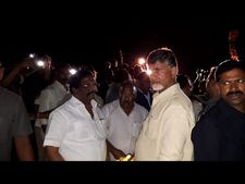 గండిపై చంద్రబాబు సీరియస్, వెంట శిద్ధా: 50 ఏళ్లలో లేని వర్షం (పిక్చర్స్)