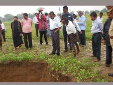కుంగుతున్న భూమి: ఊరు ఊరే ఖాళీ, గత రెండు రోజులుగా భయాందోళనలు