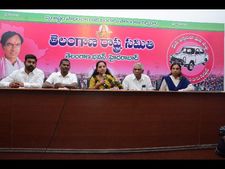ఈసీ నోటీసు వచ్చిందని ఒప్పుకున్న కవిత: టిడిపి నేతలపై ఆంధ్రజ్యోతి కౌంటర్