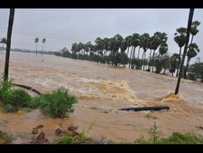 పాపాగ్ని నది మధ్యలో చిక్కుకున్న 30మంది కూలీలు: ఇద్దరు దంపతుల మృతి