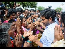 బాబు పాలనంతా మోసమే: ఇంటింటికీ తిరిగిన వైయస్ జగన్(పిక్చర్స్)