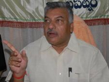 అమరావతి శిలాఫలకం తెలుగులో లేకపోవడం బాధకారం: యార్లగడ్డ