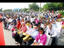 యువత చెడు అలవాట్లు: వెంకయ్య, ఆకట్టుకున్న స్కేటింగ్ విన్యాసం (ఫోటోలు)