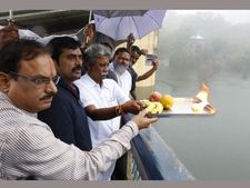 నెల్లూరు, చిత్తూరులో భారీ వర్షాలు: మహిళ గల్లంతు, కొట్టుకోపోయిన ఆర్టీసీ బస్సు