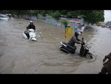 వరదలు: ప్రాణాలకు తెగించి రక్షించారు (వీడియో) 