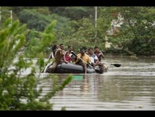  చెన్నై: ఒక్క ఆహార పొట్లం చాలని మహిళ (వీడియో), మోడీ ఏరియల్ సర్వే