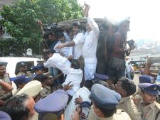ధర్నా: జగన్ పార్టీ నేతల అరెస్ట్, తొక్కిసలాట, ఉద్రిక్తత(పిక్చర్స్)