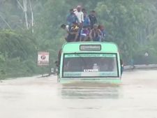 చెన్నై వరదలు: సూపర్ బస్సు డ్రైవర్ (వీడియో) 
