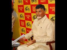 ఆ ఇద్దరు నేతలదీ చెరోదారి: చంద్రబాబుకు తలనొప్పి