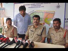 కొబ్బరి బొండాల కత్తితో దాడి: పోలీసుల అదుపులో నిందితుడు